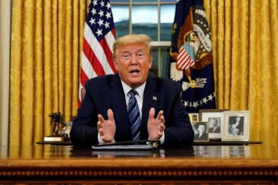 Трамп стал объектом насмешек после появления на публике с заметной выпуклостью под пиджаком и брюками